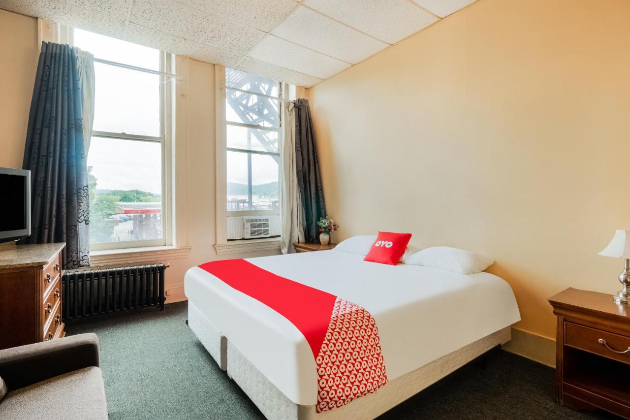 Queen Room at OYO Hotel Bradford Main St PA