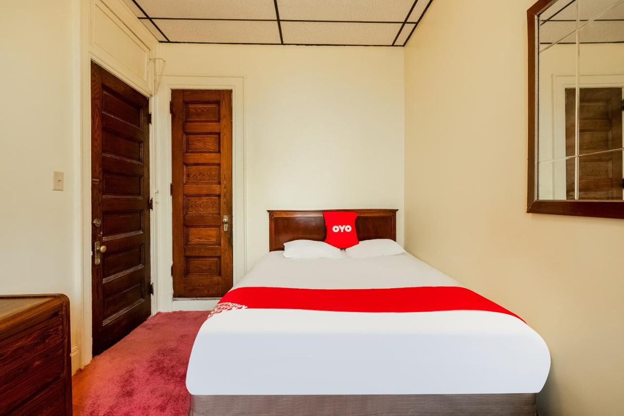 Queen Room with Shared Bathroom at OYO Hotel Bradford Main St PA