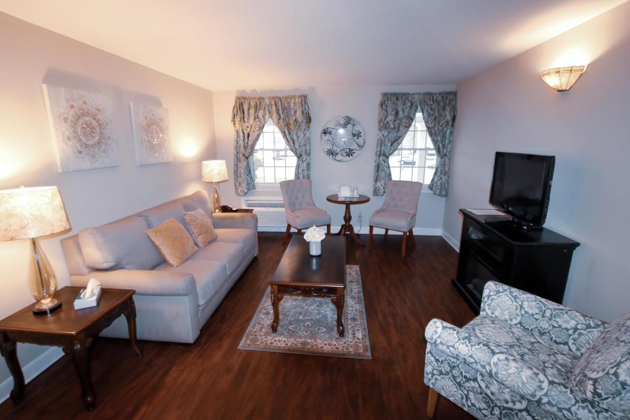 | Colonial Inn Seekonk