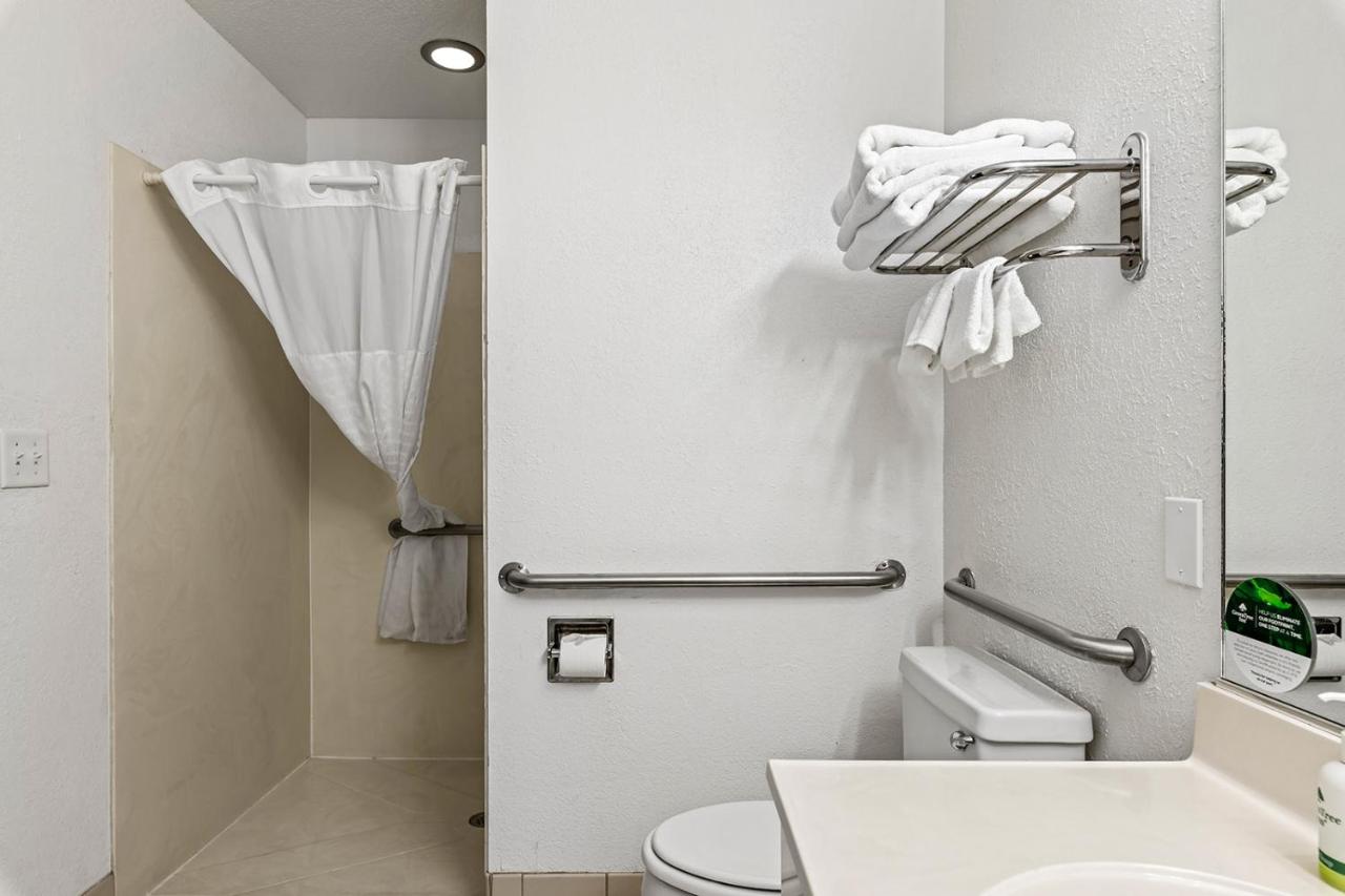 Queen Room - Disability Access at GreenTree Inn of Prescott Valley