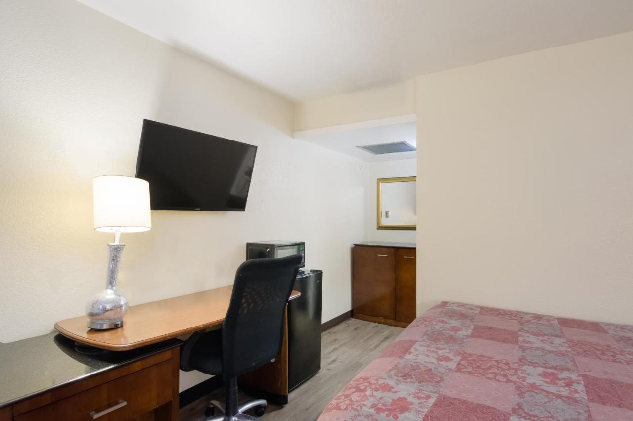 | Rodeway Inn Greeley