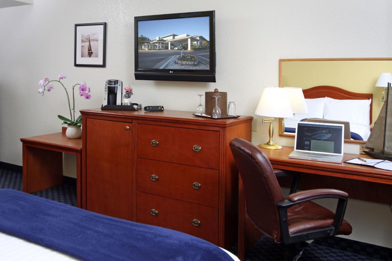 Superior Queen Room at The Marina Inn on San Francisco Bay