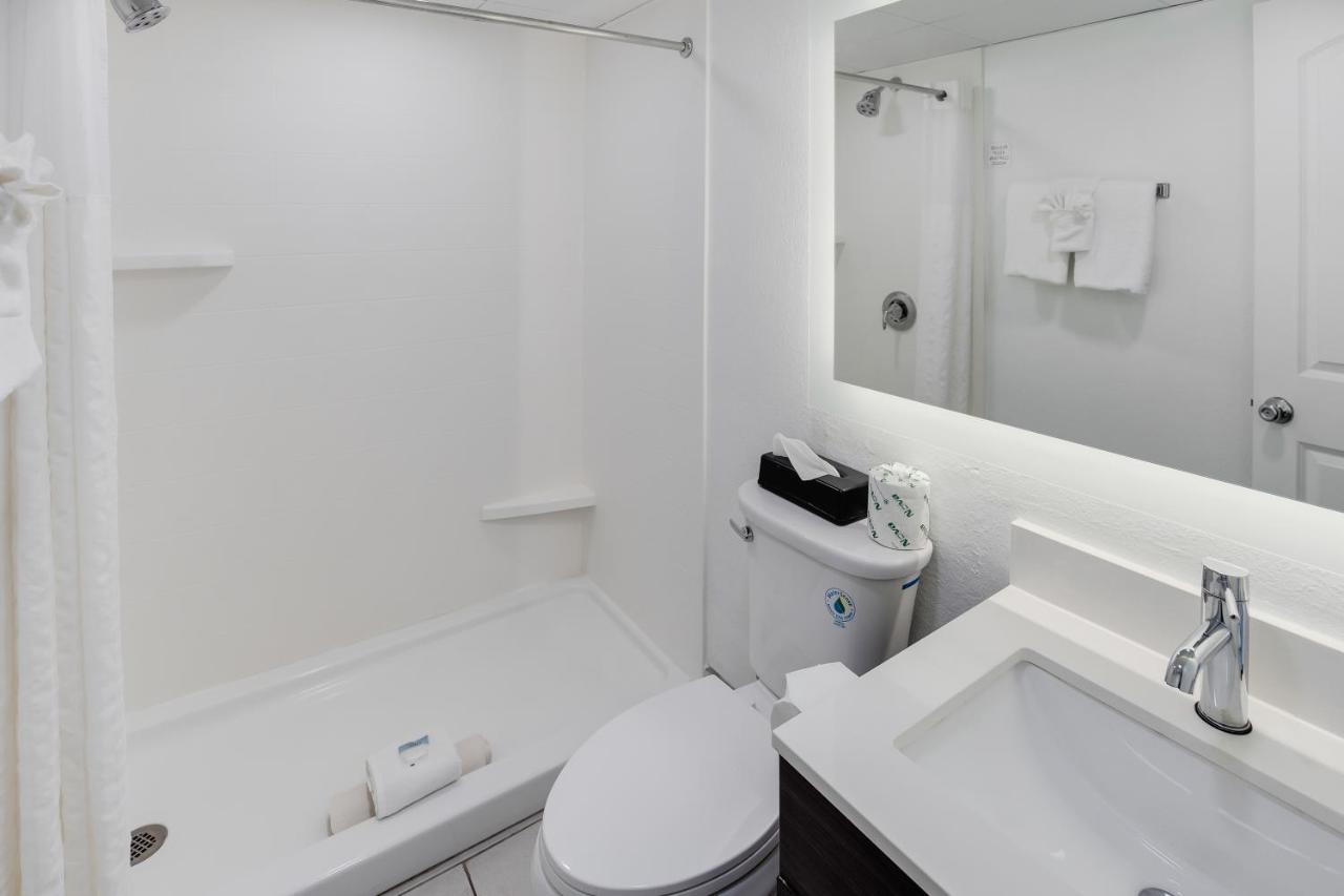  | Tropical Seas Hotel