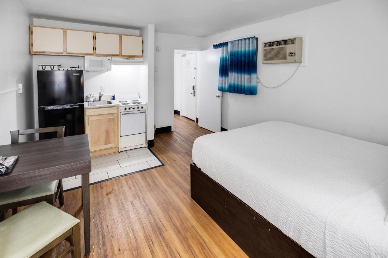  | Tropical Seas Hotel