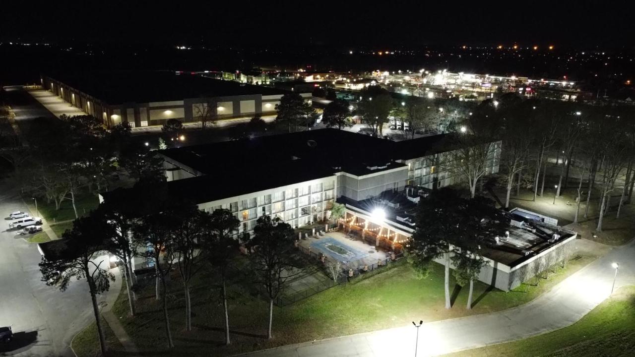  | Whispering Woods Hotel & Conference Center