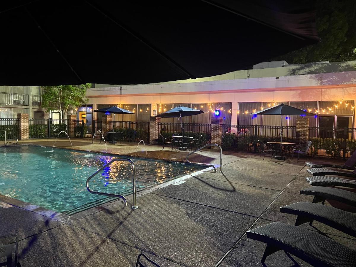  | Whispering Woods Hotel & Conference Center