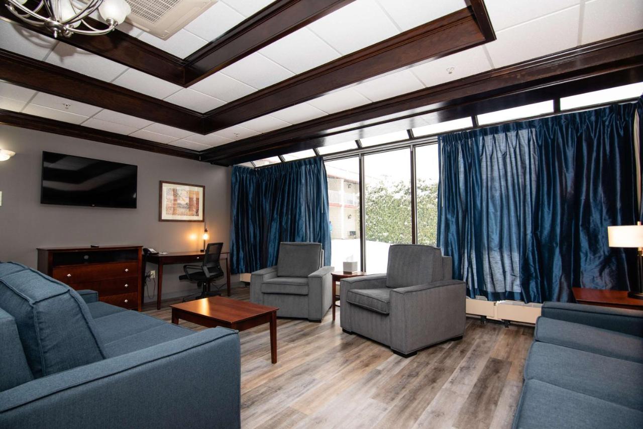 King Suite with Spa Bath and Sofa Bed at Best Western Plus Plattsburgh