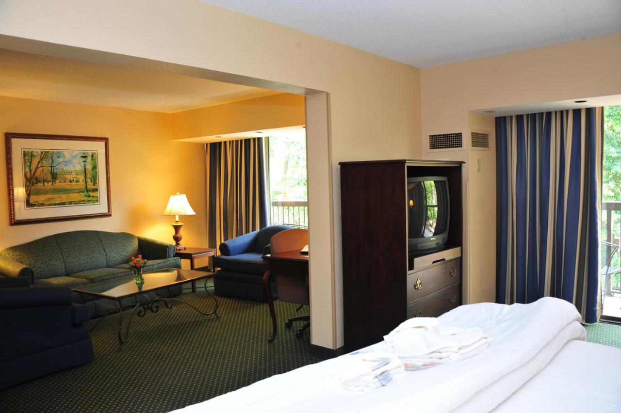Junior King Suite - Non-Smoking at Fort Magruder Historic Williamsburg, Trademark by Wyndham