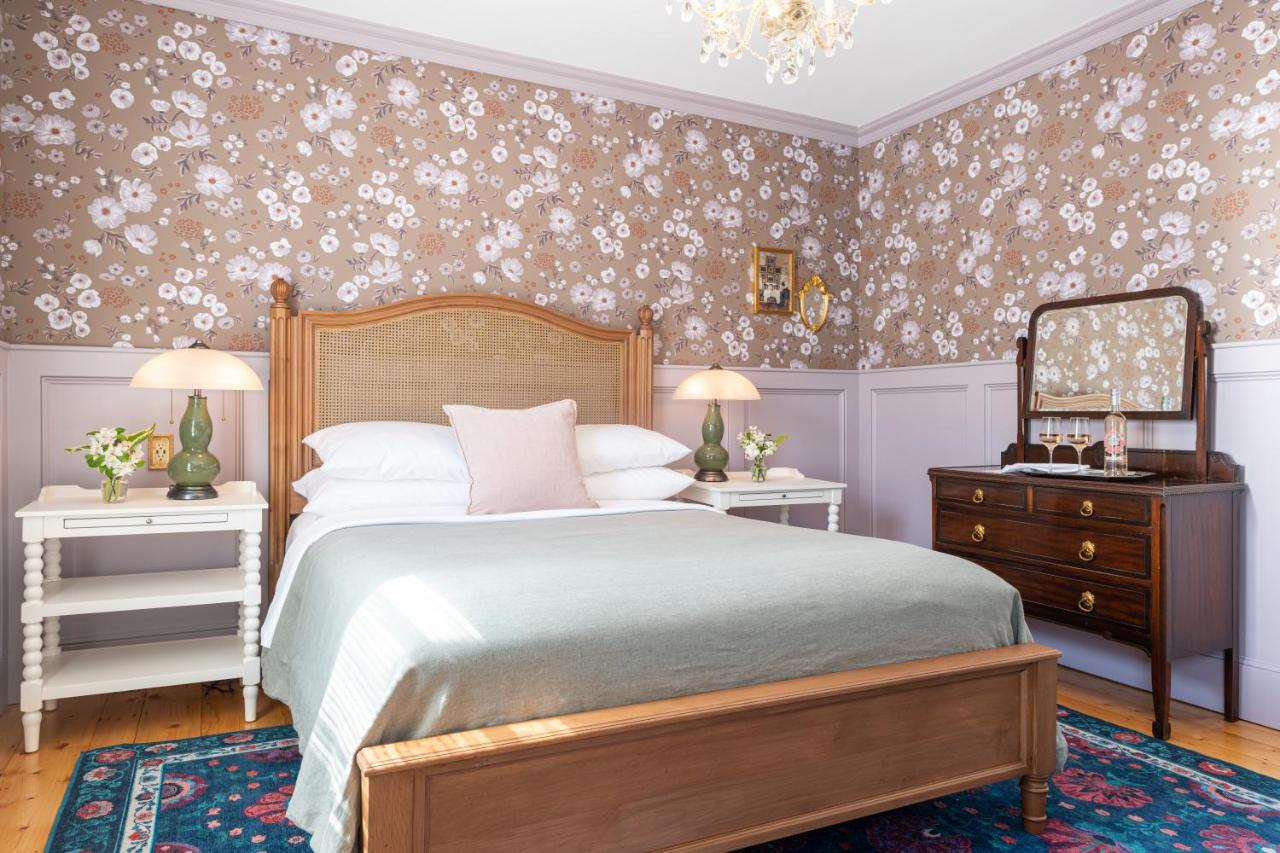 | Captain Nickels Inn