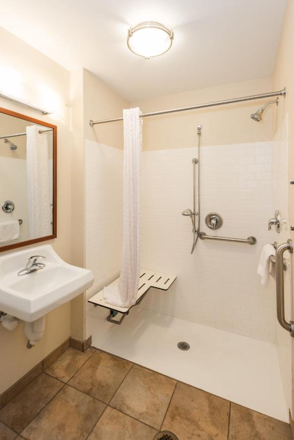 Deluxe King Room - Mobility Access Roll in Shower/Non-Smoking at Candlewood Suites Mobile‑Downtown by IHG