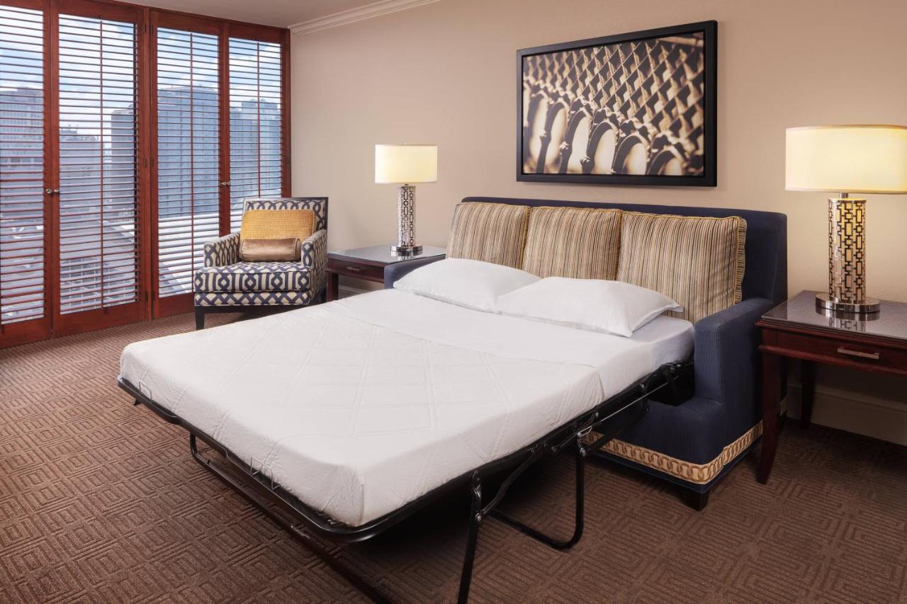 Executive Suite, 1 King, Sofa bed at Sheraton New Orleans Hotel