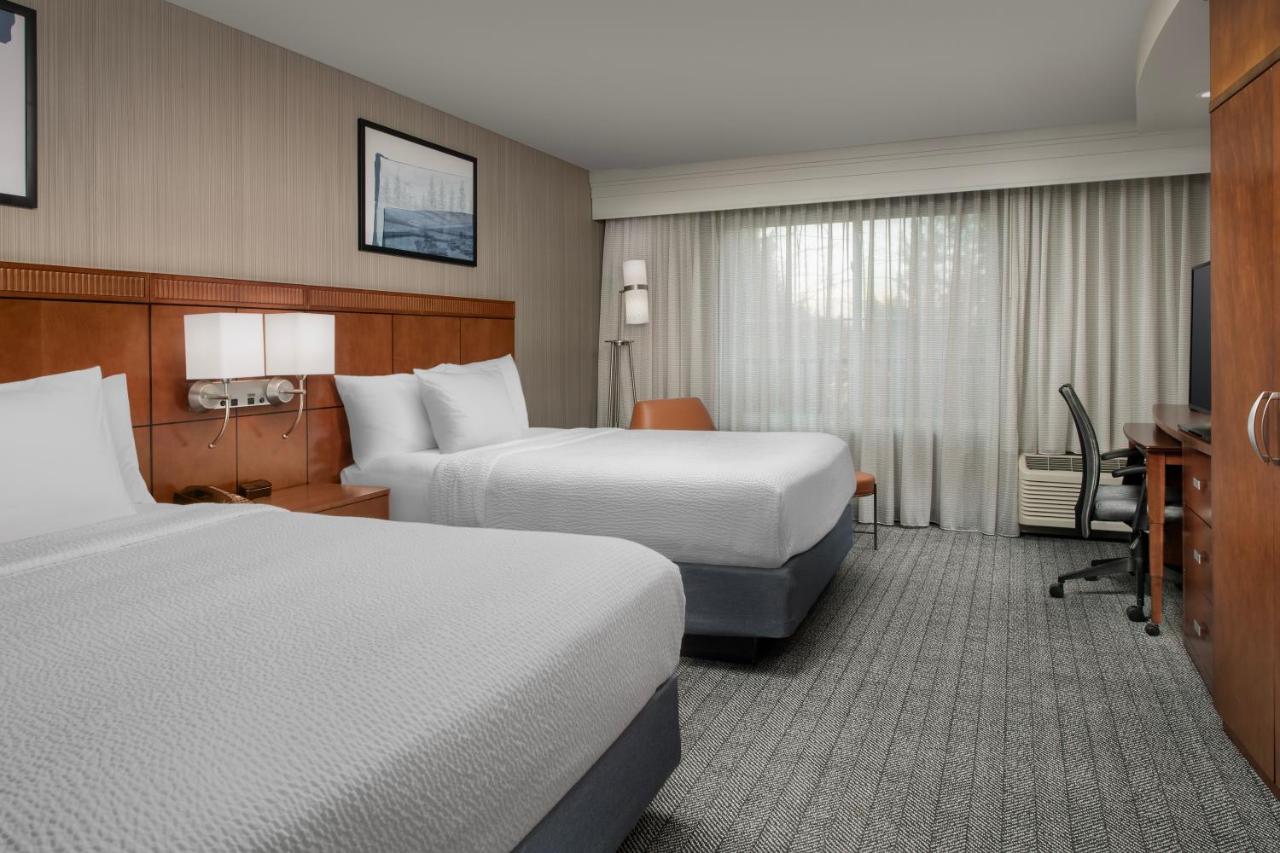 Queen Room with Two Queen Beds at Courtyard by Marriott Seattle Kirkland