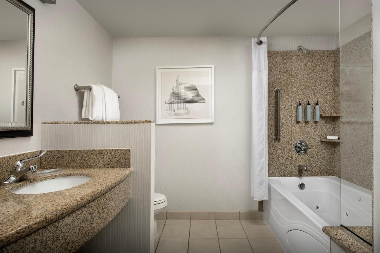 One-Bedroom King Room with Sofa Bed at Courtyard by Marriott Seattle Kirkland