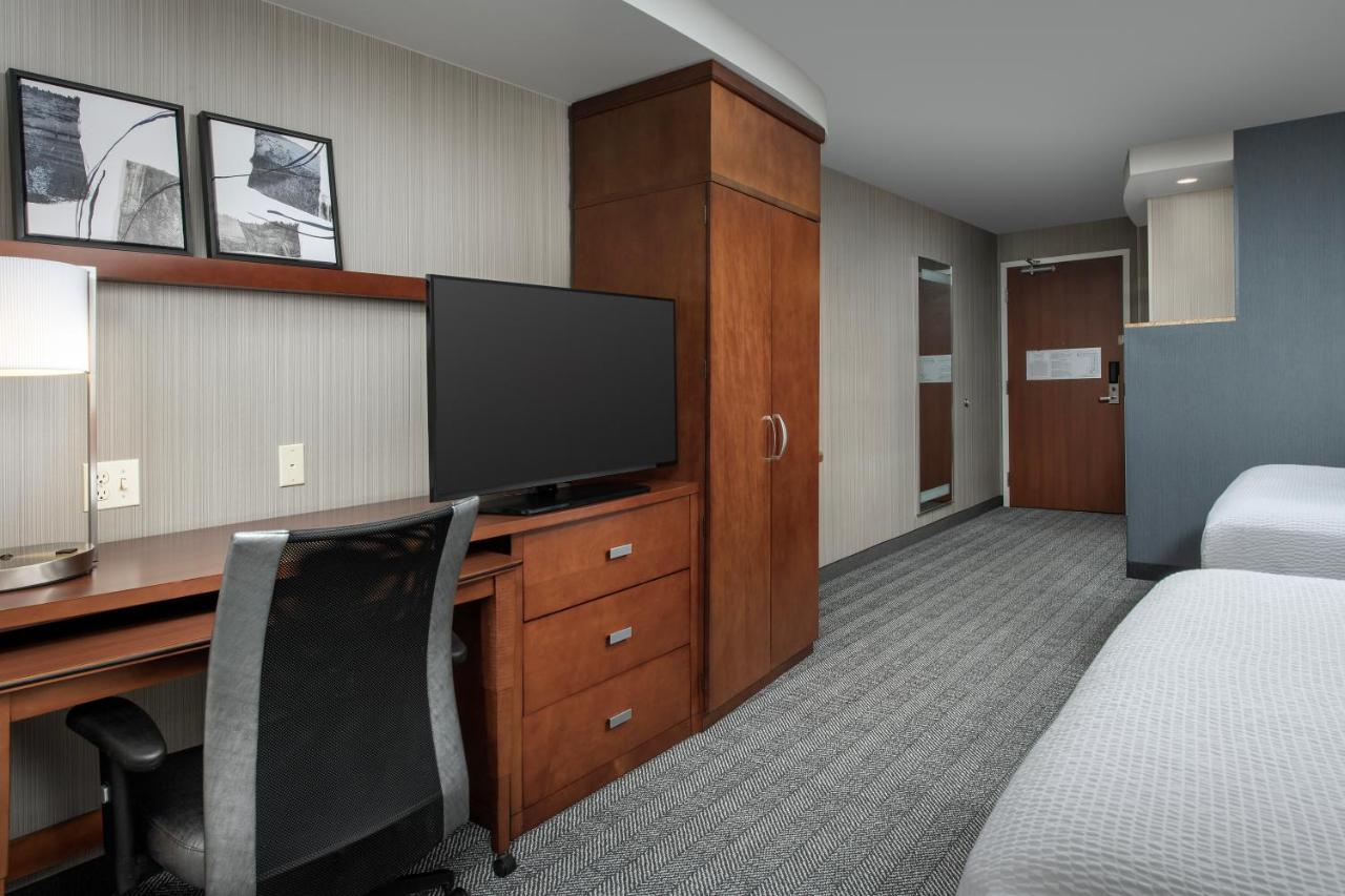 Queen Room with Two Queen Beds at Courtyard by Marriott Seattle Kirkland