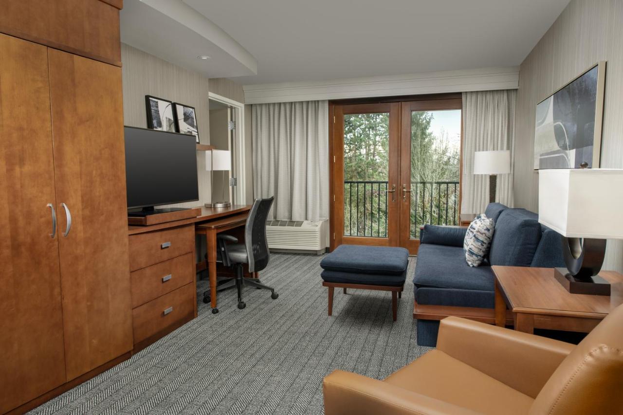 One-Bedroom King Room with Sofa Bed at Courtyard by Marriott Seattle Kirkland