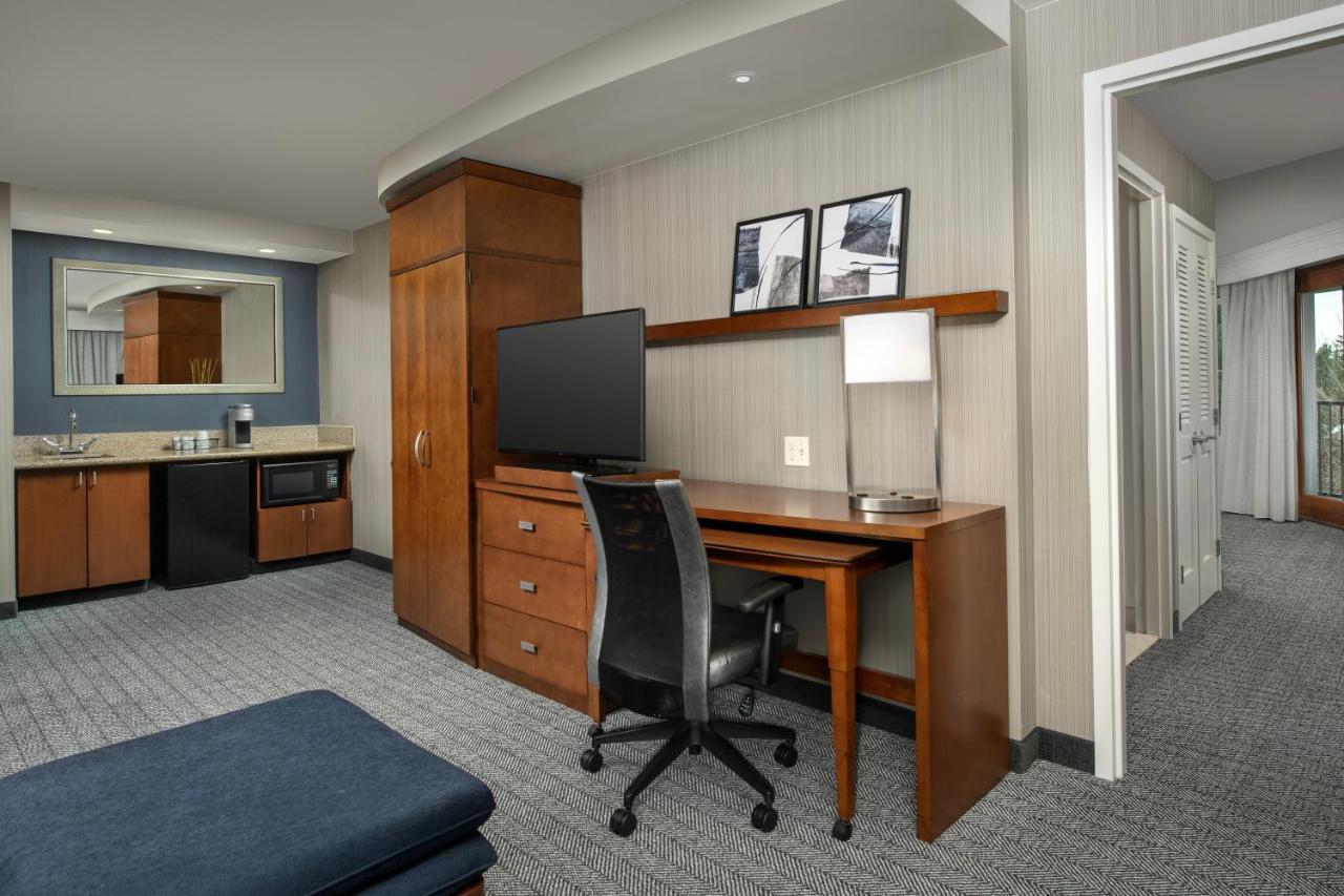 One-Bedroom King Room with Sofa Bed at Courtyard by Marriott Seattle Kirkland