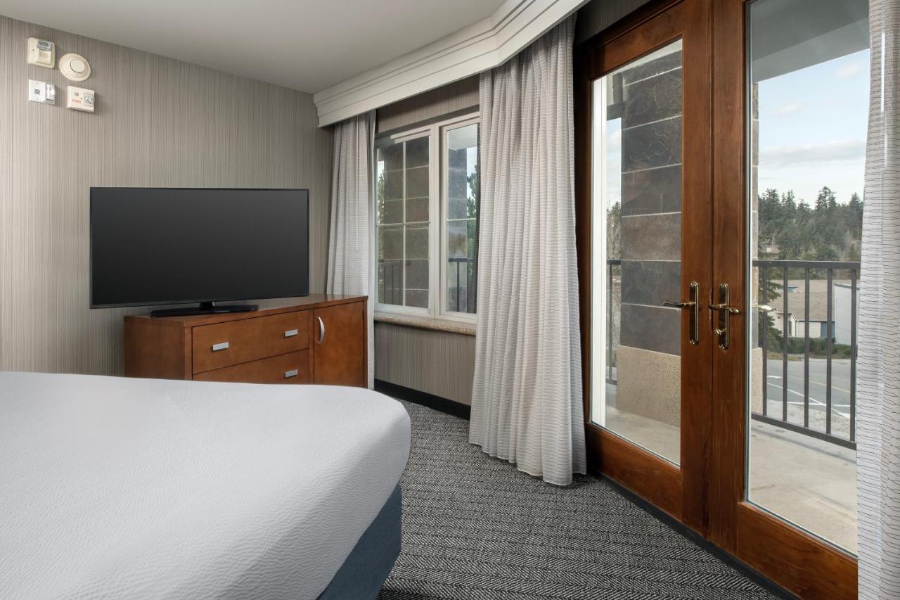 One-Bedroom King Room with Sofa Bed at Courtyard by Marriott Seattle Kirkland