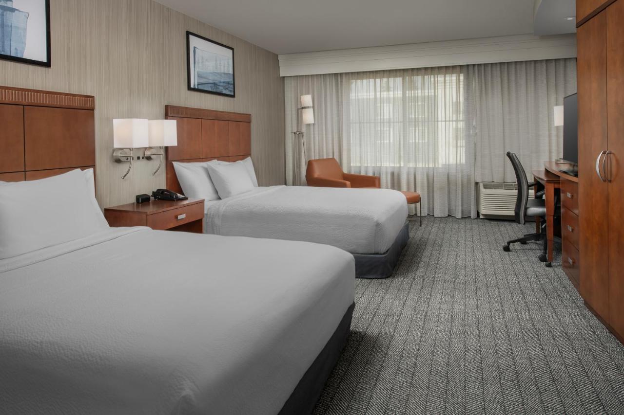 Queen Room with Two Queen Beds at Courtyard by Marriott Seattle Kirkland