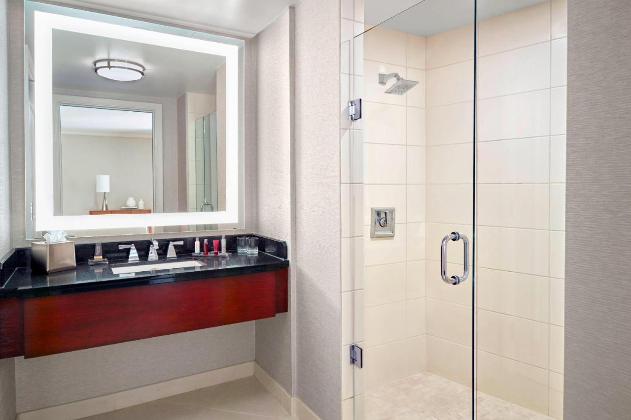 Executive Suite, 1 Bedroom Executive Suite, 1 King at Atlanta Airport Marriott Gateway