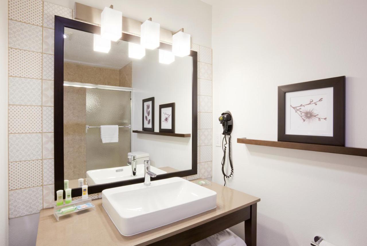 Parlor Suite with King Bed at Country Inn & Suites by Radisson, Chippewa Falls, WI