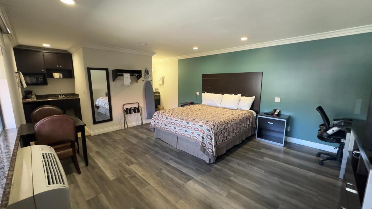 Deluxe King Room at Garden Inn & Suites