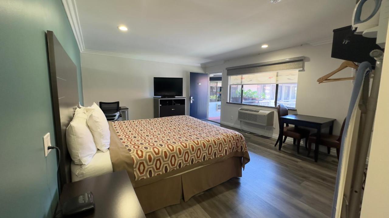 Deluxe King Room at Garden Inn & Suites