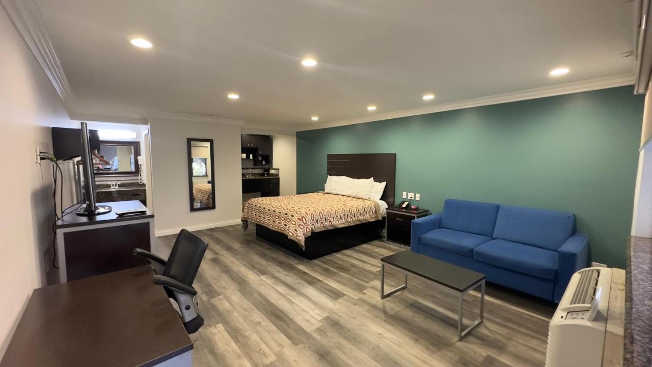 Deluxe King Suite at Garden Inn & Suites