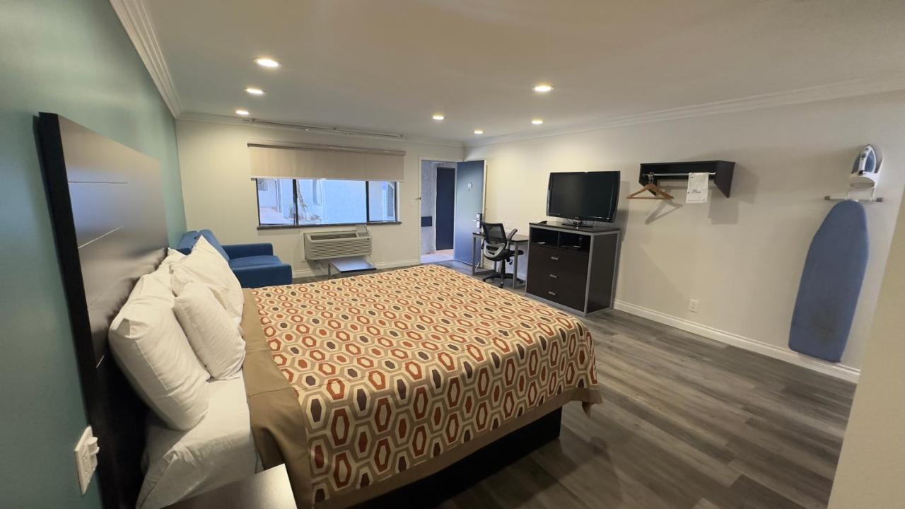 Deluxe King Suite at Garden Inn & Suites