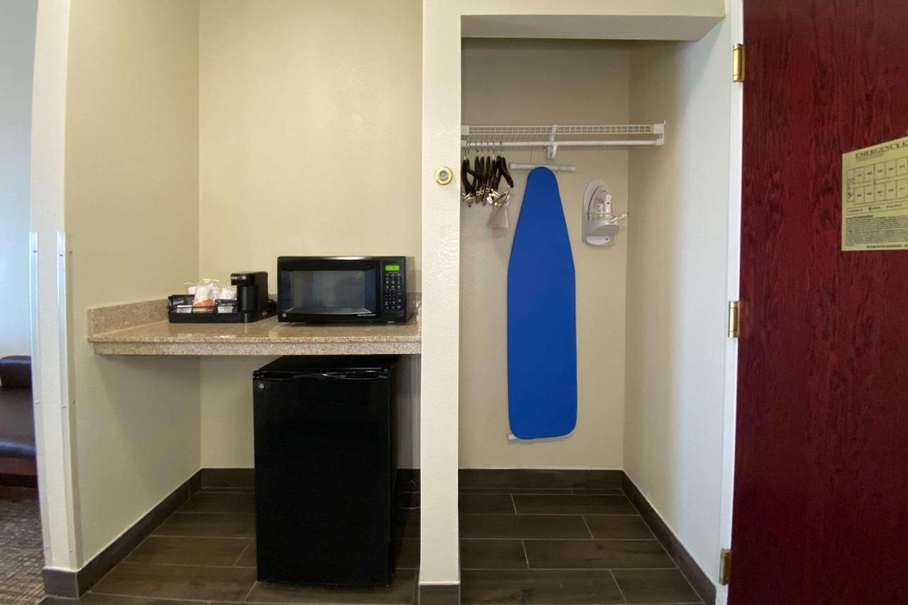 | Comfort Inn East Windsor - Springfield