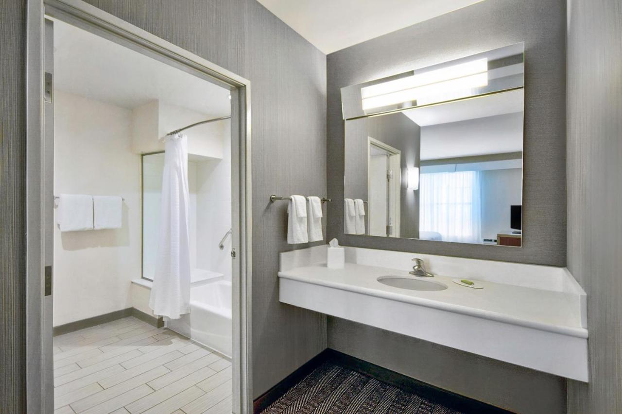 Suite, 1 King at Courtyard by Marriott Nashville Green Hills