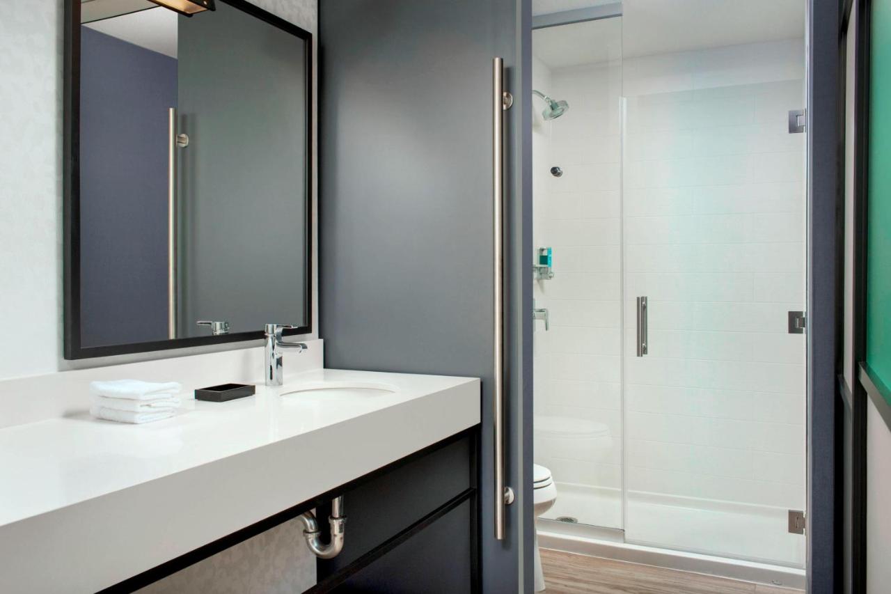 King Room with City View at Aloft by Marriott Kansas City Country Club Plaza