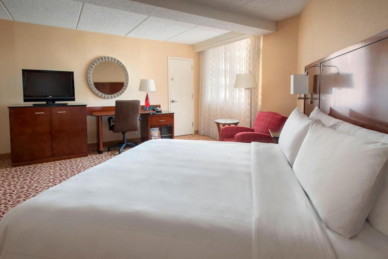 | Long Island Marriott Hotel