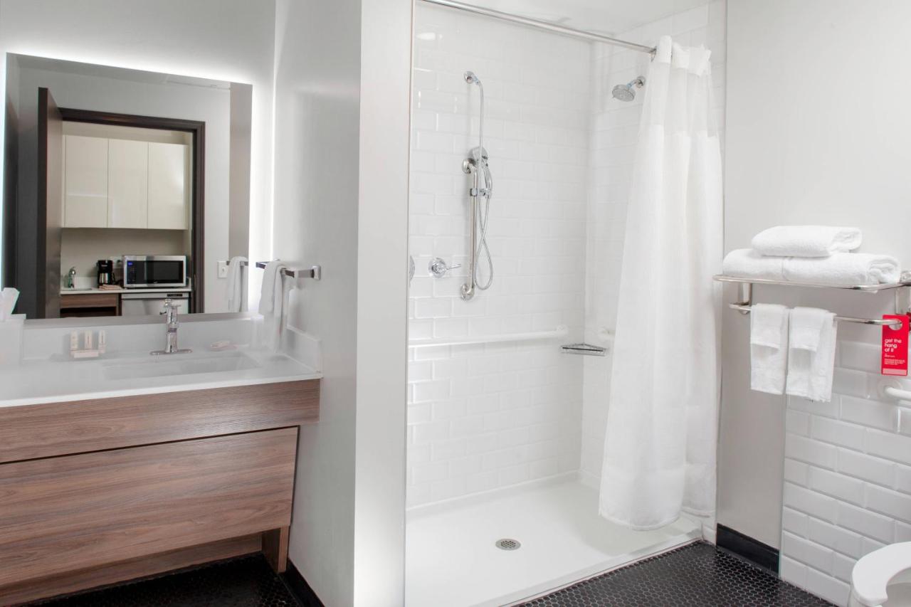 Queen Studio with Sofa Bed and Roll-in Shower - Mobility Accessible at TownePlace Suites by Marriott Dallas Downtown