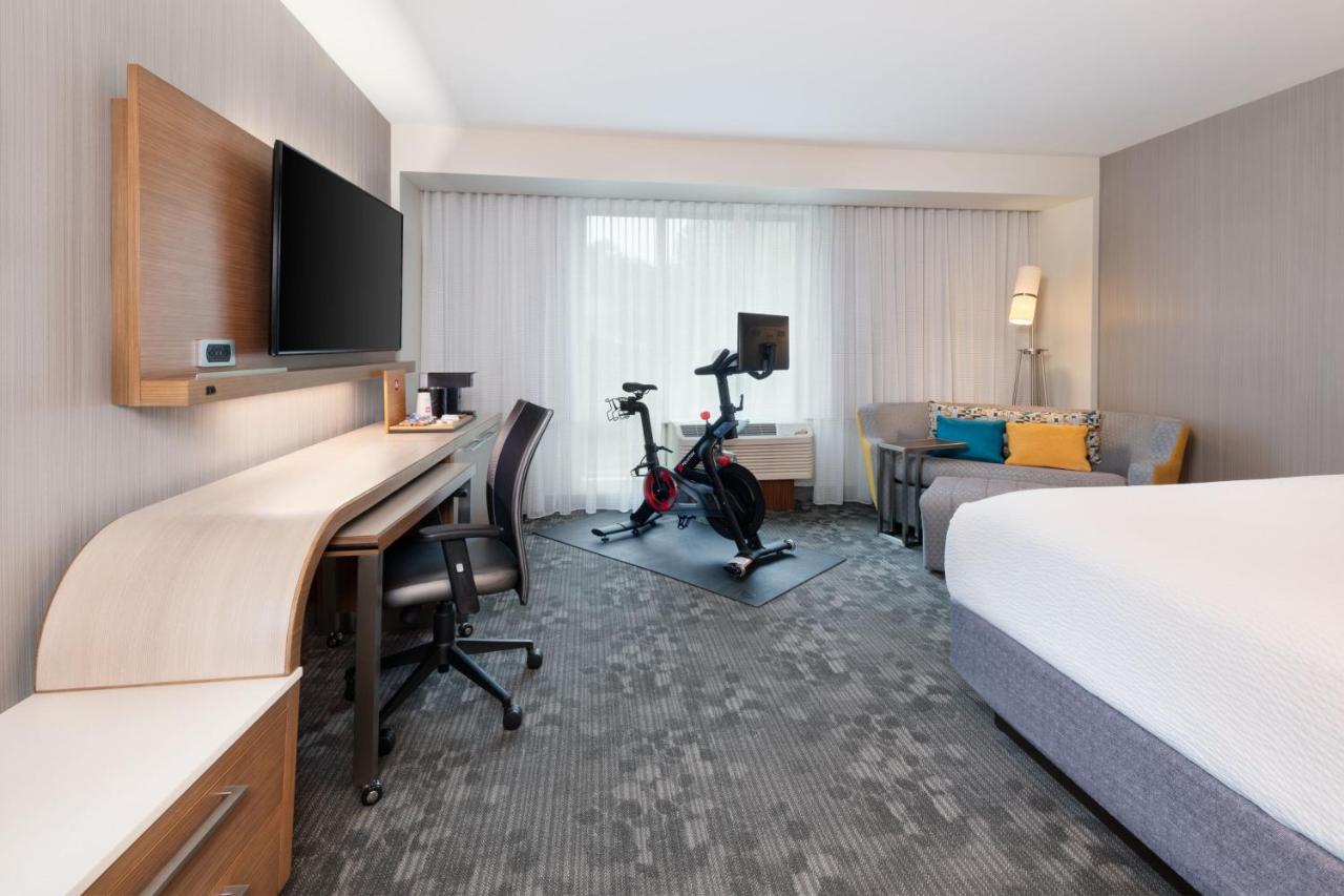 King Room with Peloton Bike at Courtyard by Marriott Atlanta Alpharetta/Avalon Area