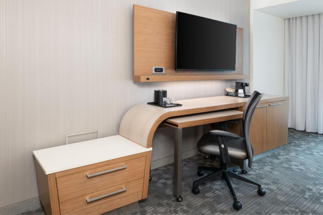 Guest room, 1 King, Sofa bed at Courtyard by Marriott Atlanta Alpharetta/Avalon Area