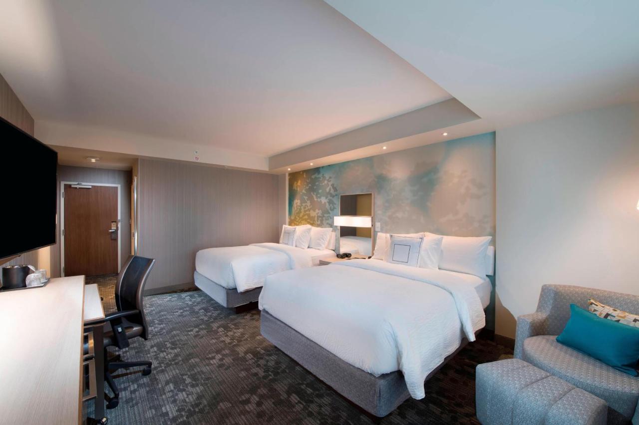 Guest room, 2 Queen at Courtyard by Marriott Atlanta Alpharetta/Avalon Area