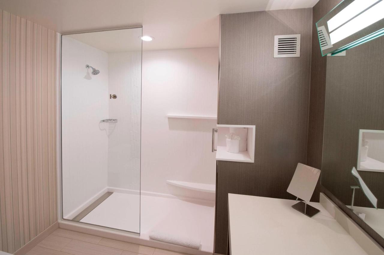 Guest room, 1 King, Sofa bed at Courtyard by Marriott Atlanta Alpharetta/Avalon Area