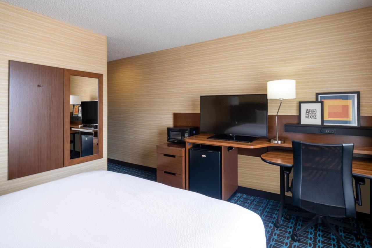 Smaller Guest room, 1 Queen at Fairfield Inn and Suites by Marriott Denver Aurora/ Medical Center