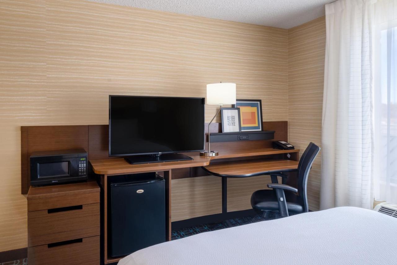 Smaller Guest room, 1 Queen at Fairfield Inn and Suites by Marriott Denver Aurora/ Medical Center