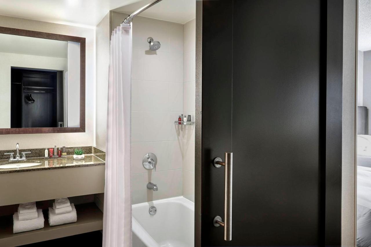 Concierge Level Double Room with Two Double Beds - High Floor at Seattle Marriott Redmond