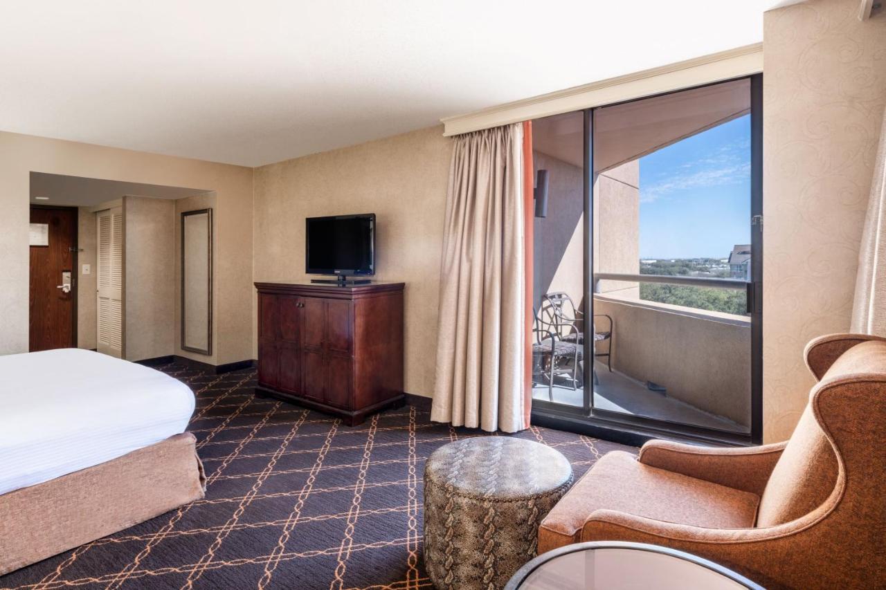 King Room with Balcony at Austin Southpark Hotel