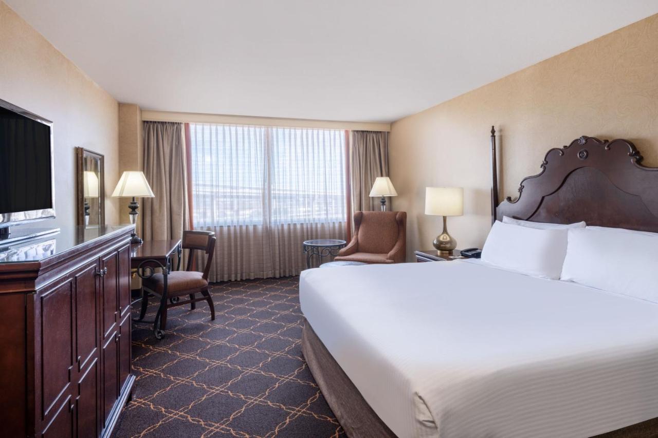 Deluxe King Room at Austin Southpark Hotel