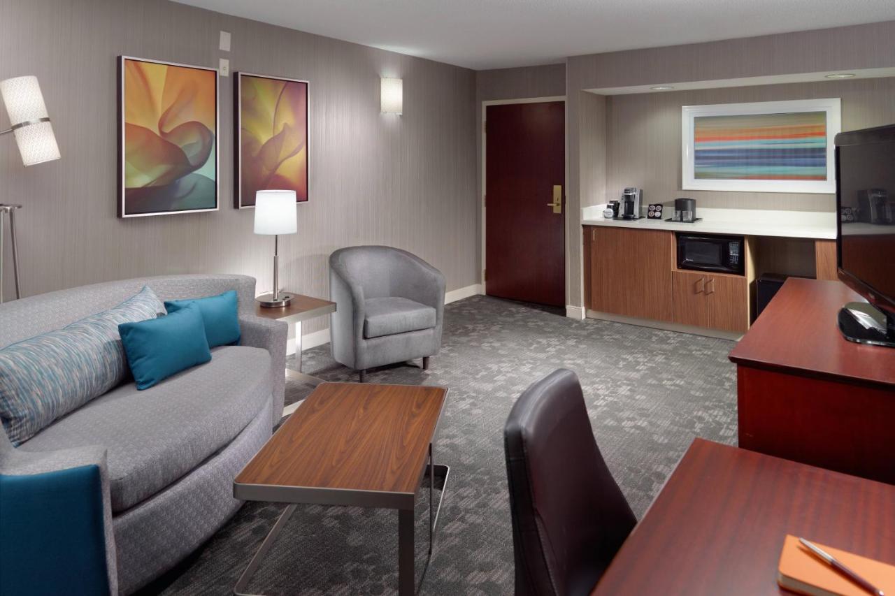 One-Bedroom King Suite with Sofa Bed at Courtyard by Marriott Atlanta Alpharetta