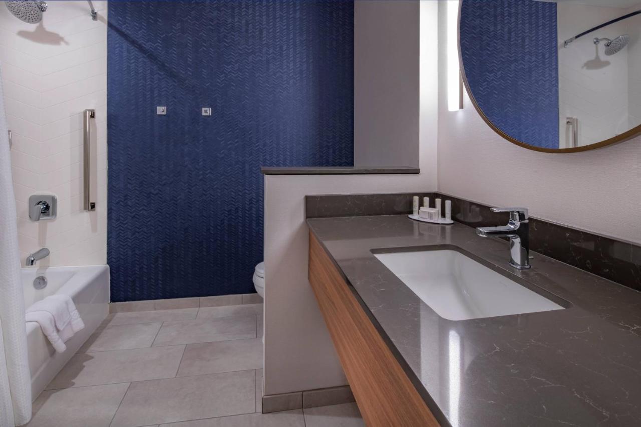 Queen Room with 2 Queen Beds, Lake View at Fairfield Inn & Suites by Marriott Klamath Falls