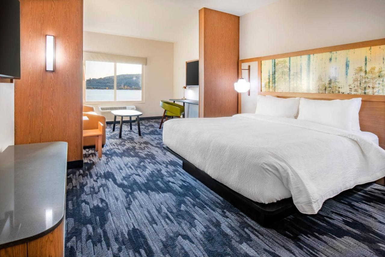 King Suite with 1 King & Sofa Bed, Lake View at Fairfield Inn & Suites by Marriott Klamath Falls