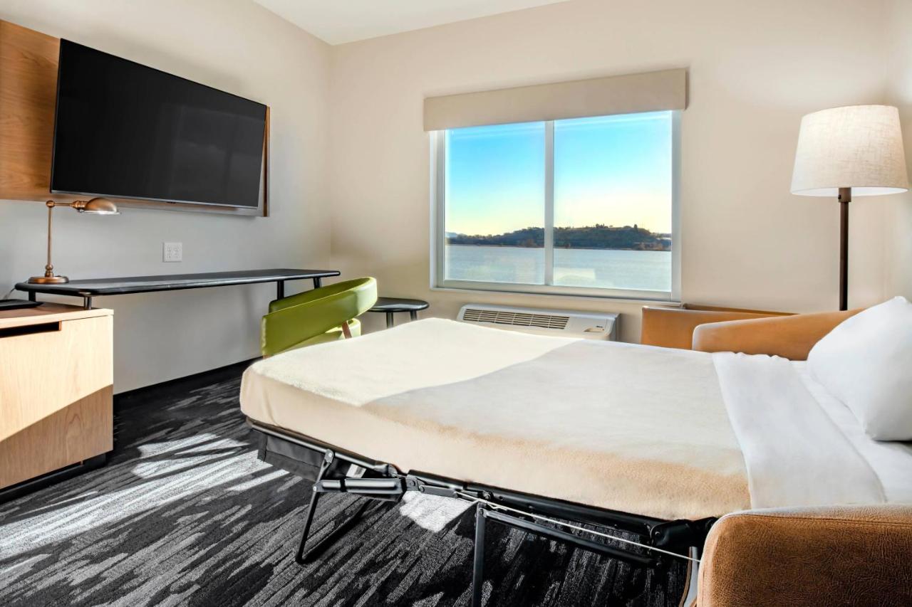 King Suite with 1 King & Sofa Bed at Fairfield Inn & Suites by Marriott Klamath Falls