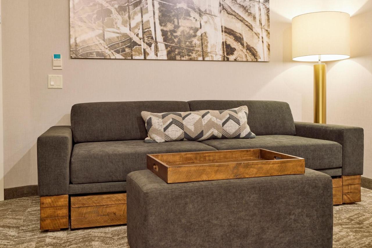 King Suite with Trundle Bed at Springhill Suites By Marriott Medford Airport
