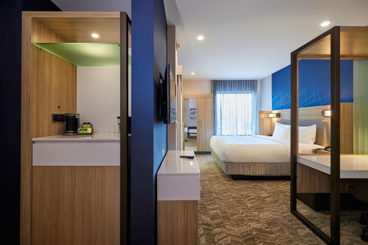 King Suite with Trundle Bed at Springhill Suites By Marriott Medford Airport