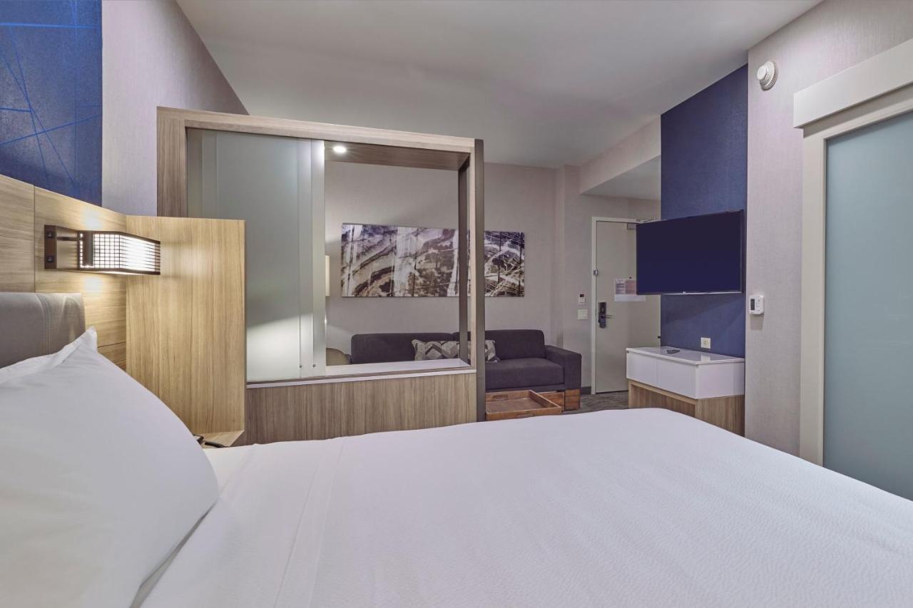 King Suite with Trundle Bed at Springhill Suites By Marriott Medford Airport