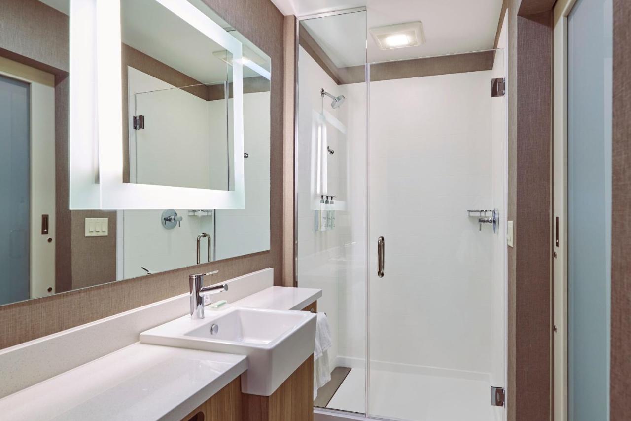 King Suite with Trundle Bed at Springhill Suites By Marriott Medford Airport